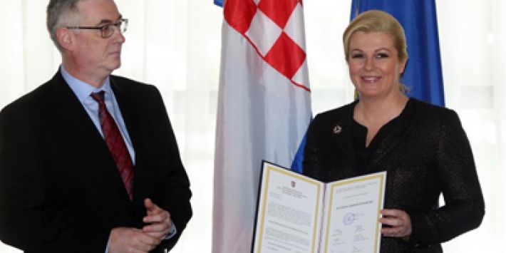 Hrvatin službene rezultate izbora uručio predsjednici države